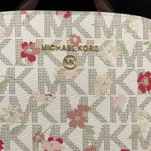 Michael Kors | Bags | 24hr Drop Michael Kors Slim Spring  display picture 2